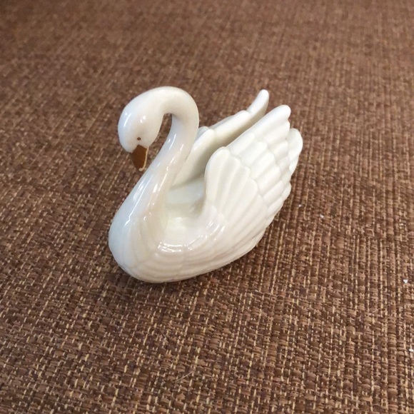 Lenox Swan with 24 Karat Gold Accents - Picture 2 of 7